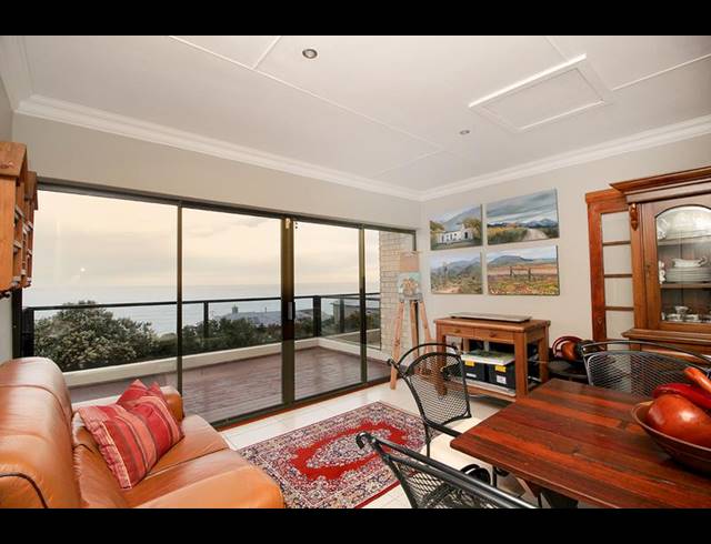 5 BEDROOM HOUSE FOR SALE IN VILLAGE ON SEA